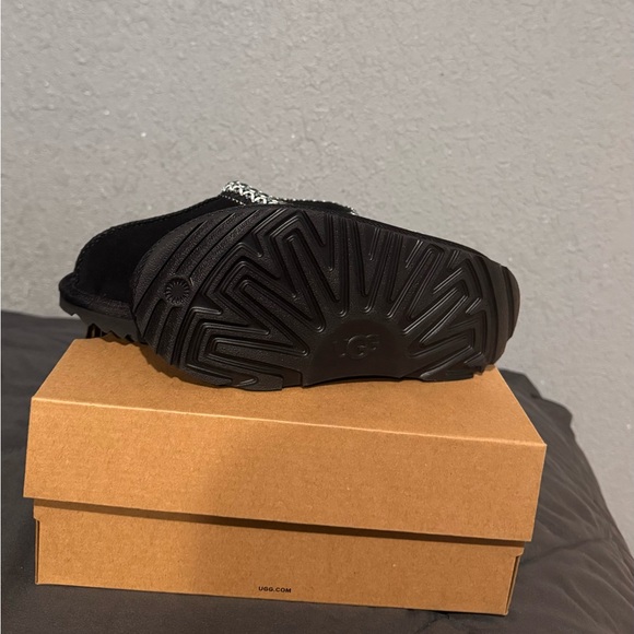 New in box- Tasman Uggs - Picture 2 of 3